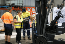 Sử dụng xe nâng điện trong các kho hàng và nhà máy sản xuất