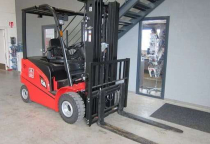 Ưu nhược điểm của xe nâng điện và xe nâng dầu