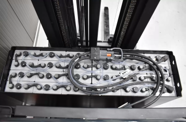 Cách sử dụng xe nâng điện – Bình ắc quy xe nâng hàng