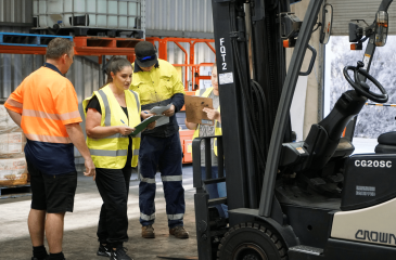 Sử dụng xe nâng điện trong các kho hàng và nhà máy sản xuất