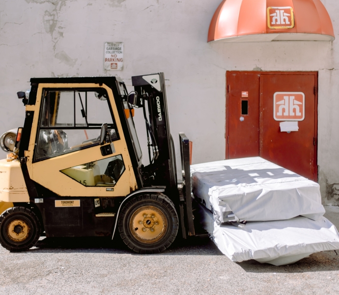 Xe Nâng Dầu Hay Xe Nâng Điện? Đâu Là Lựa Chọn Tốt Hơn?