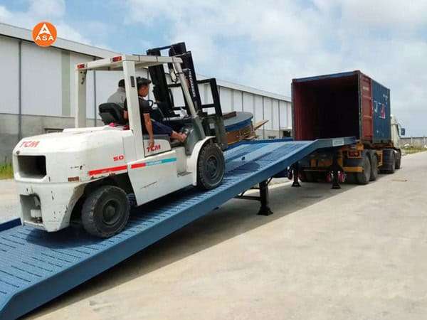 Cầu xe nâng giúp xe nâng dễ dàng vào container bốc dỡ hàng hóa