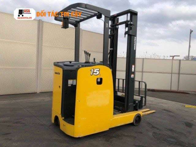 xe nâng điện đứng lái Komatsu là dòng xe nâng được sử dụng trong các kho xưởng nhỏ hẹp